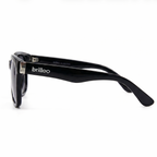 Brilleo Classic polarisierte Sonnenbrille mit schwarzem Rahmen und silbernem Logo-Detail, Seitenansicht
